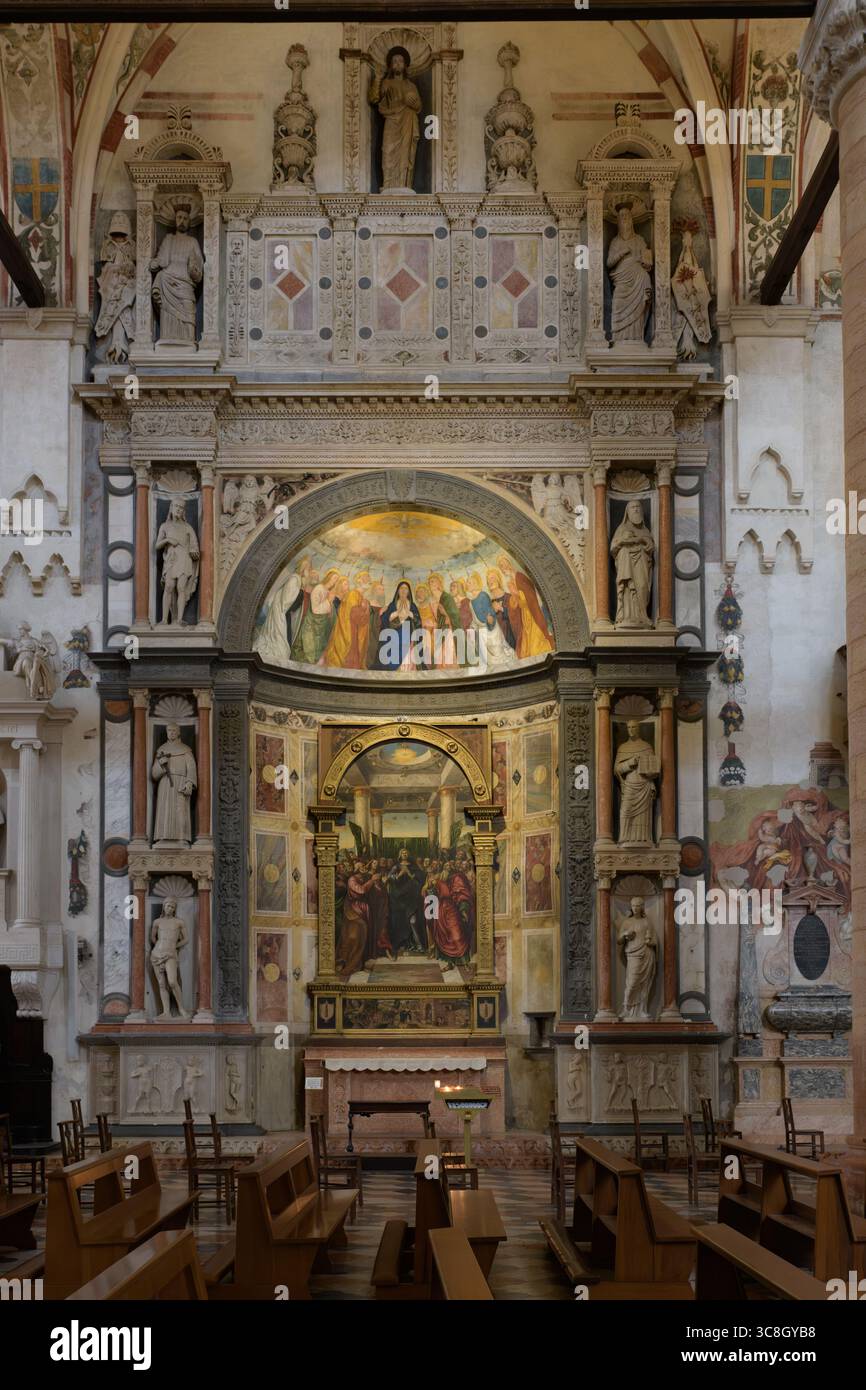 Altare Miniscalchi con affreschi e sculture, Basilica di Santa Anastasia, Verona, Italia, XV secolo Foto Stock