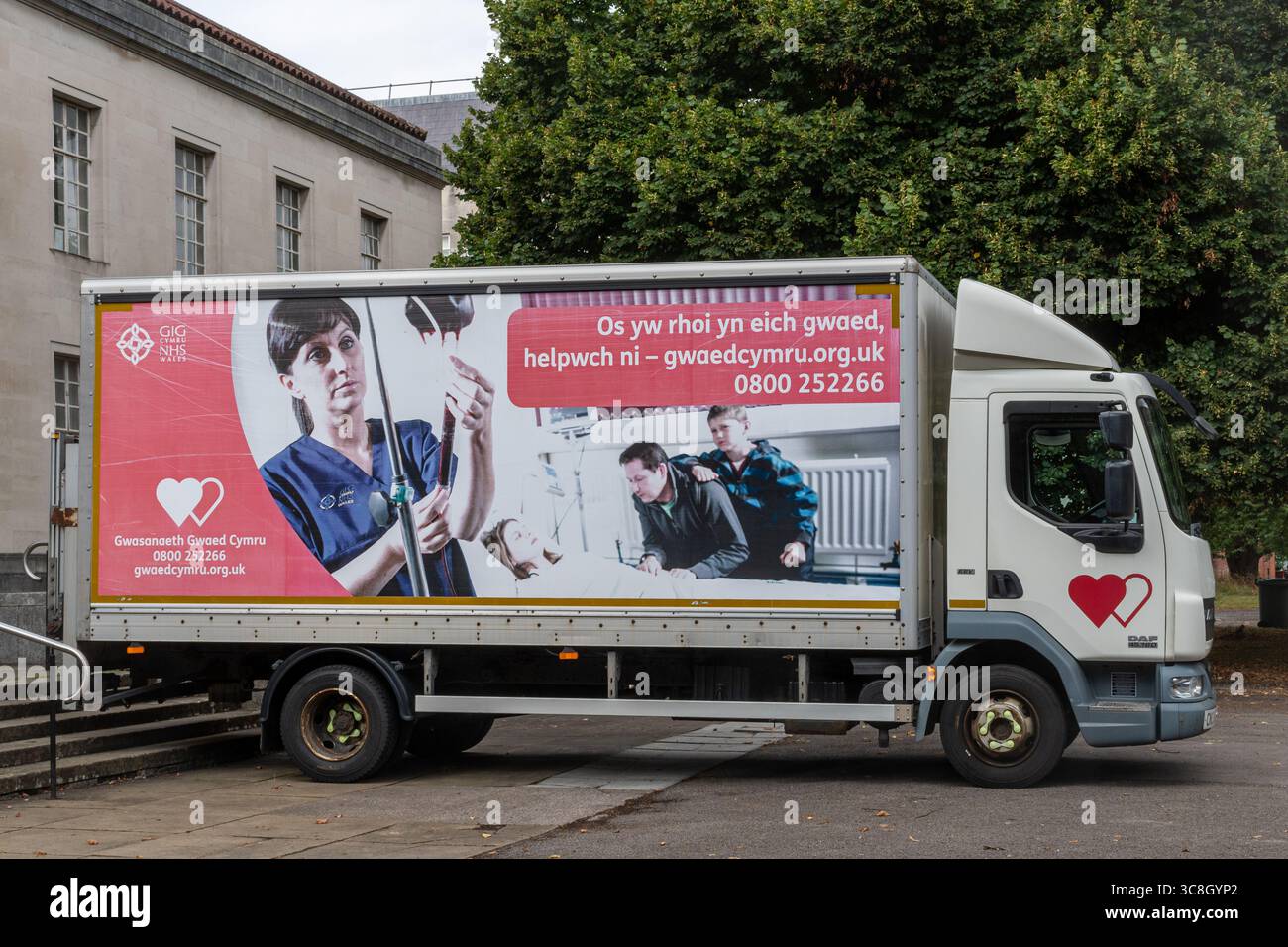 Furgone mobile per donazioni di sangue, o dispositivo mobile per donazioni di sangue, nella città di Cardiff, Galles del Sud, Regno Unito Foto Stock
