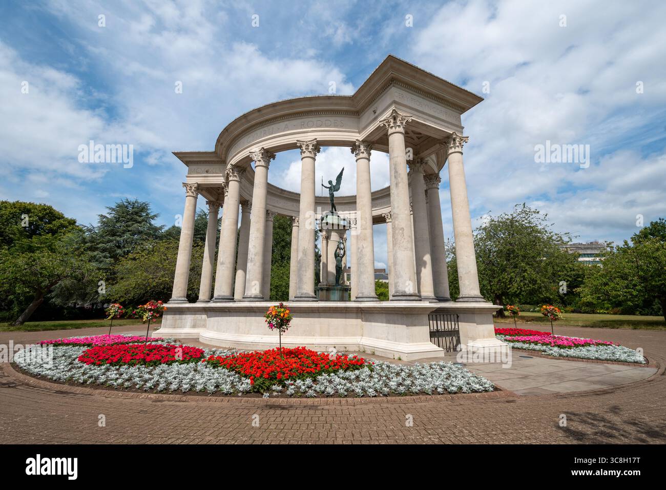 Il Welsh National War Memorial, una struttura circolare di pietra di Portland ad Alexandra Gardens, Cardiff, Galles, Regno Unito Foto Stock