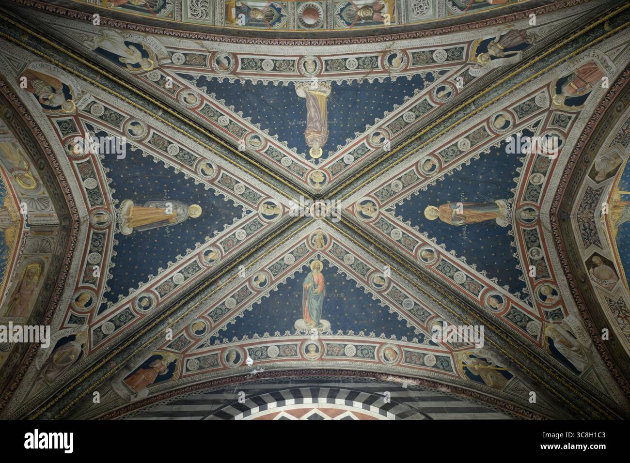 Affreschi a volta nel Battistero di San Giovanni (Battistero di San Giovanni), Siena, Italia Foto Stock