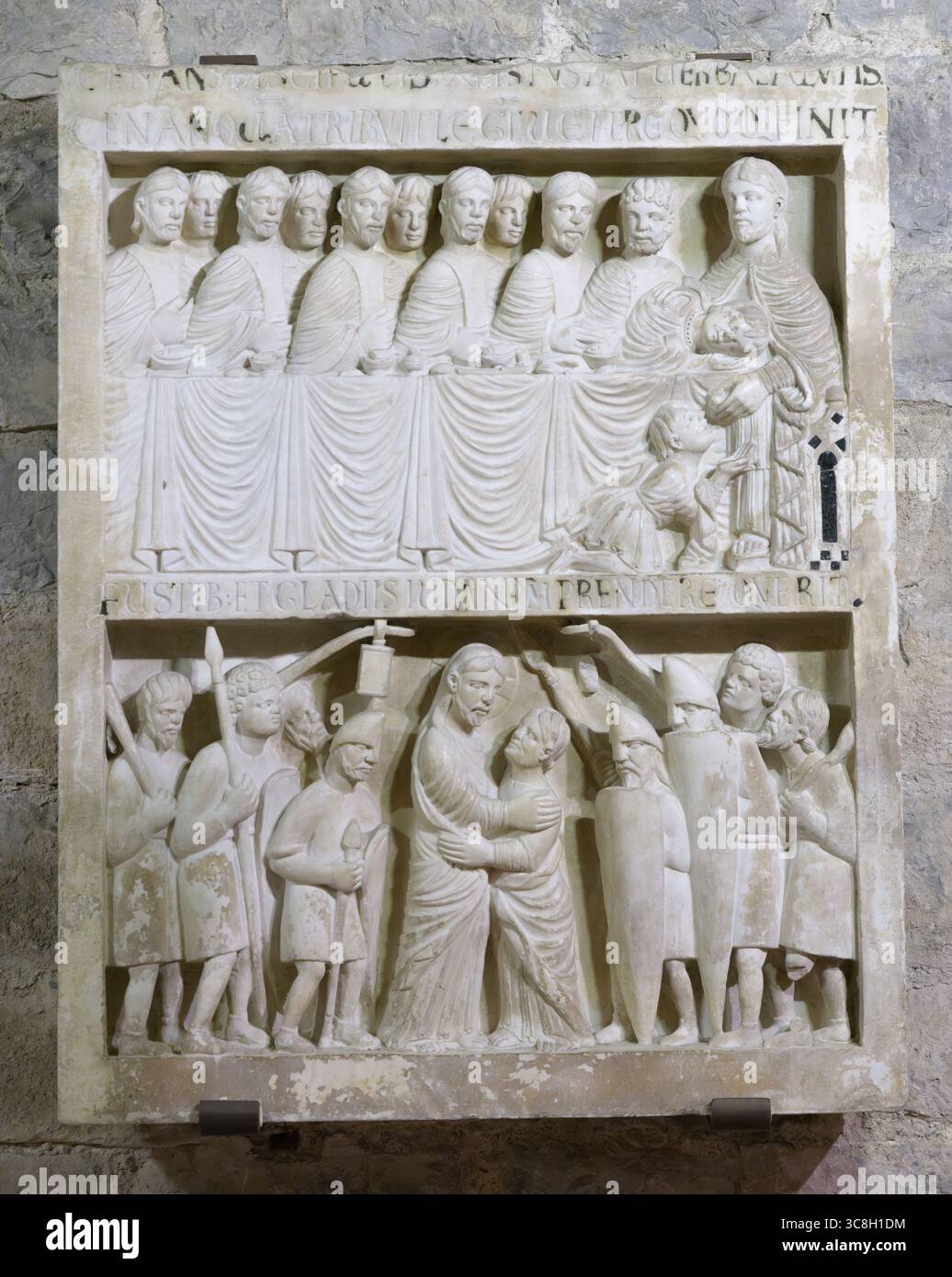 Rilievo in marmo dell'ultima cena e bacio di Giuda, opera romanica del XII secolo dalla cripta della Cattedrale di San Zeno (Cattedrale di San Zeno), Pistoi Foto Stock
