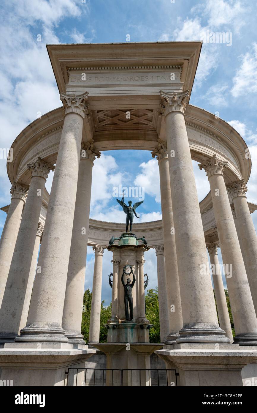 Il Welsh National War Memorial, una struttura circolare di pietra di Portland ad Alexandra Gardens, Cardiff, Galles, Regno Unito Foto Stock