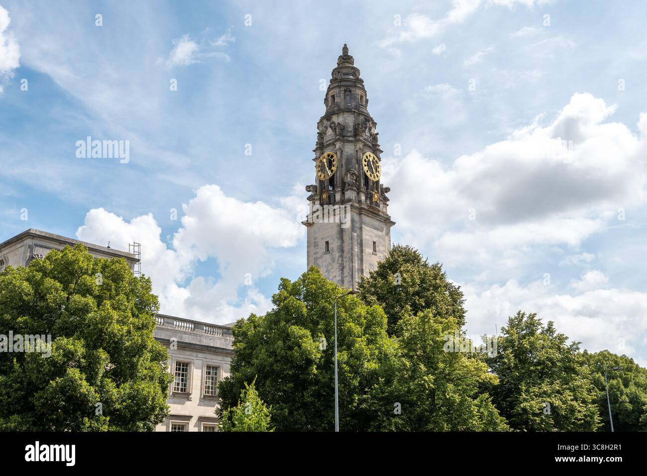 Torre dell'orologio sul municipio di Cardiff, Galles del Sud, Regno Unito, un edificio classificato di grado i in stile architettonico barocco edoardiano Foto Stock
