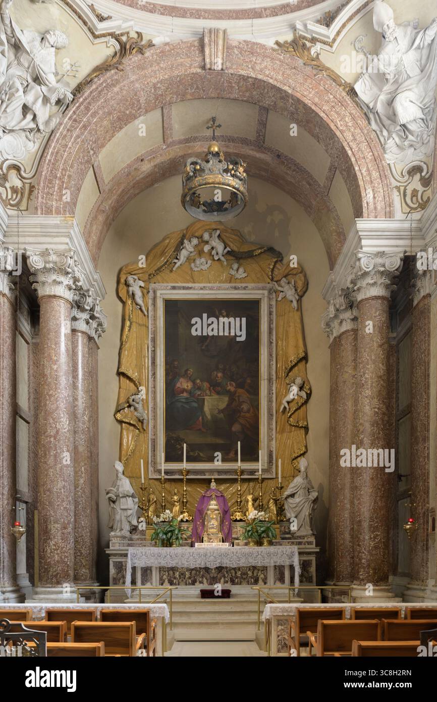 Altare barocco con cupola coronata e dipinto religioso nella Cappella del Santissimo Sacramento nel Duomo di Verona, Verona, Italia. Foto Stock