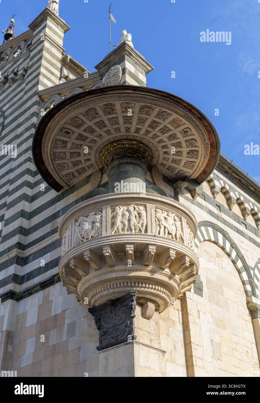 Dettaglio del pulpito esterno della Cattedrale di Prato, creato da Donatello e Michelozzo, situato a Prato, Toscana, Italia. Foto Stock
