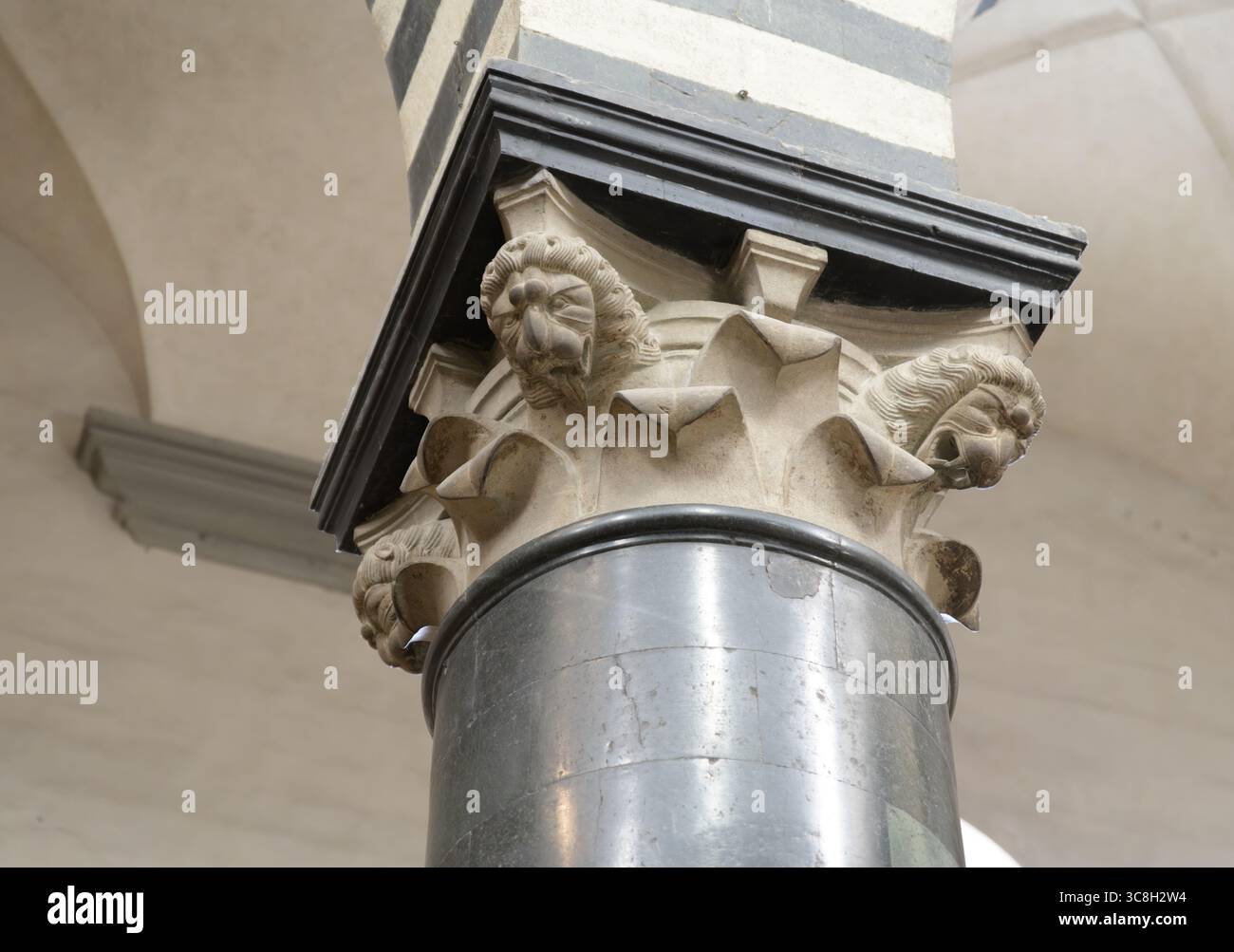 Capitale con figure antropomorfe e zoomorfe, all'interno della Cattedrale di Prato (Cattedrale di Santo Stefano), Prato, Toscana, Italia. Foto Stock