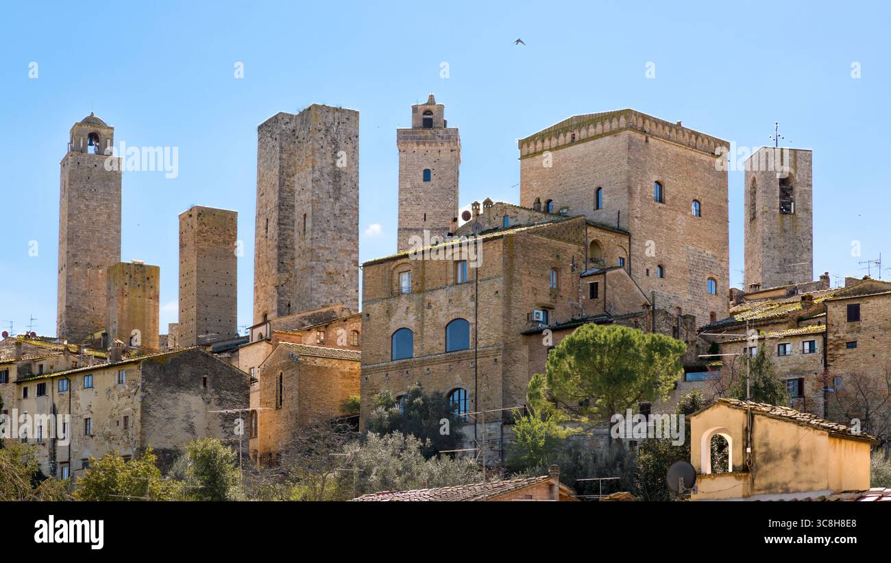 Le torri medievali di San Gimignano (Torri di San Gimignano) si innalzano sopra la città storica della Toscana, un sito patrimonio dell'umanità dell'UNESCO. Foto Stock