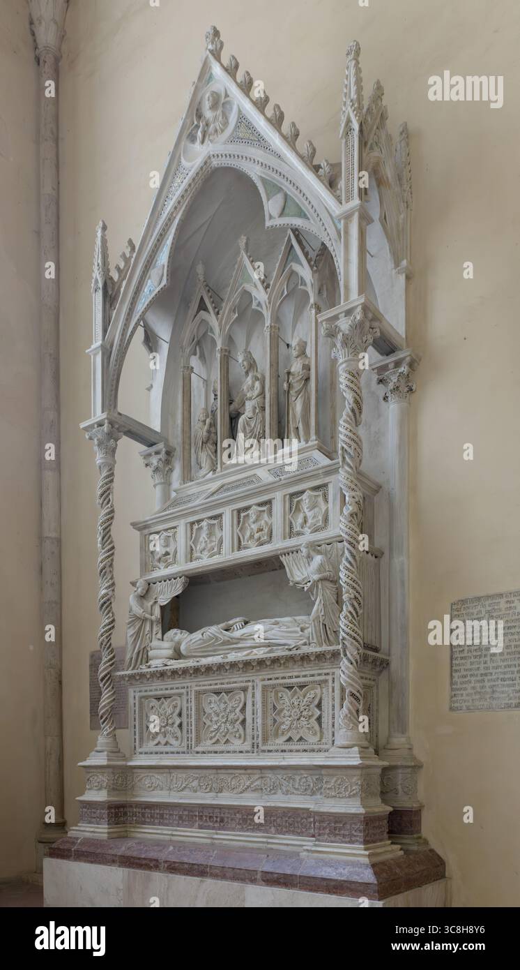 Monumento funebre di Papa Benedetto XI nella Basilica di San Domenico a Perugia, una tomba gotica in marmo con intricate incisioni raffiguranti la Foto Stock