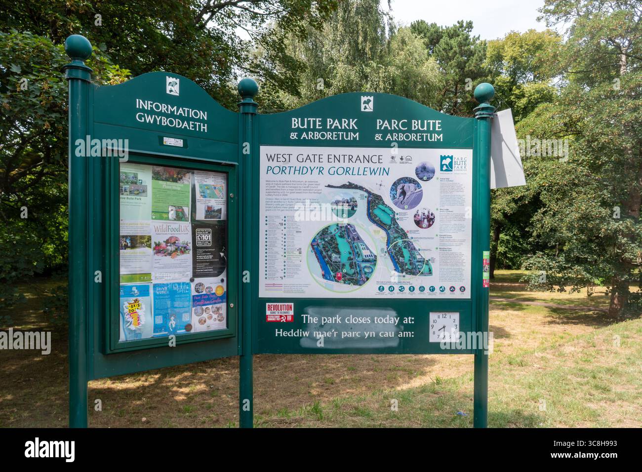 Cartello o cartellone informativo con mappa a Bute Park, un parco pubblico nel centro di Cardiff, Galles del Sud, Regno Unito Foto Stock