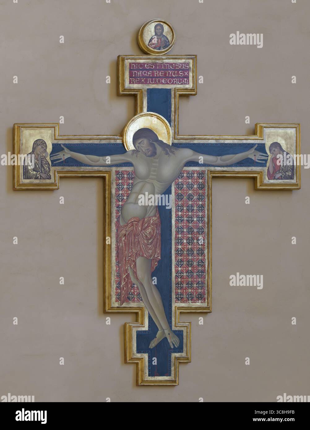 Una croce raffigurante la Crocifissione ospitata nella Basilica di San Domenico a Perugia. L'opera d'arte mostra una croce incorniciata d'oro con Cristo nella Foto Stock