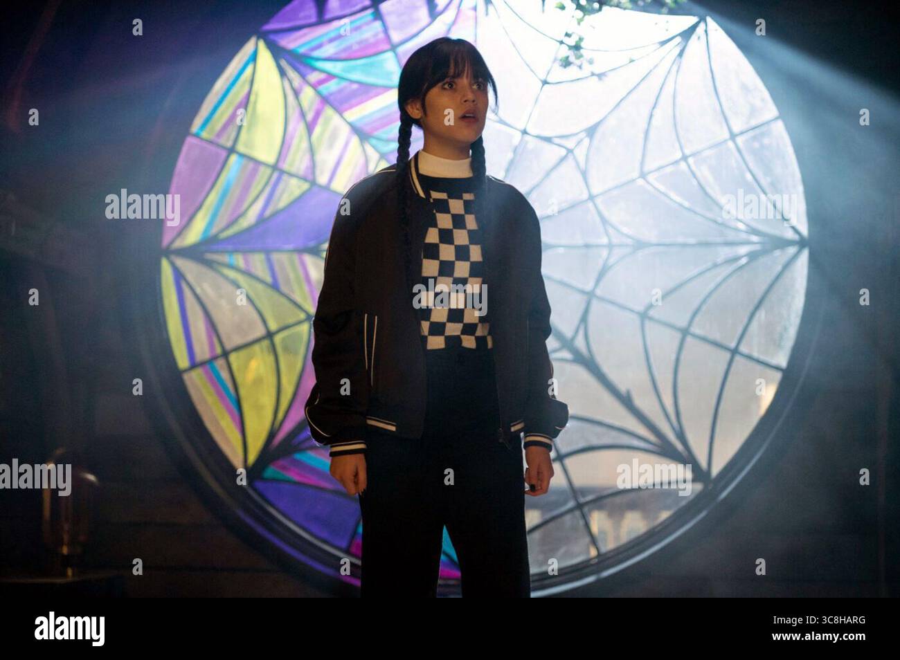 Wednesday è una serie televisiva statunitense basata sul personaggio Wednesday Addams di Charles Addams. Creato da Alfred Gough e Miles Millar, vede Jenna Ortega come protagonista, con Gwendoline Christie, Riki Lindhome, Jamie McShane, Hunter Doohan, Percy Hynes White, Emma Myers, Joy Sunday, Georgie Farmer, Naomi J. Ogawa, Christina Ricci e Moosa Mostafa appaiono in ruoli secondari. Foto Stock