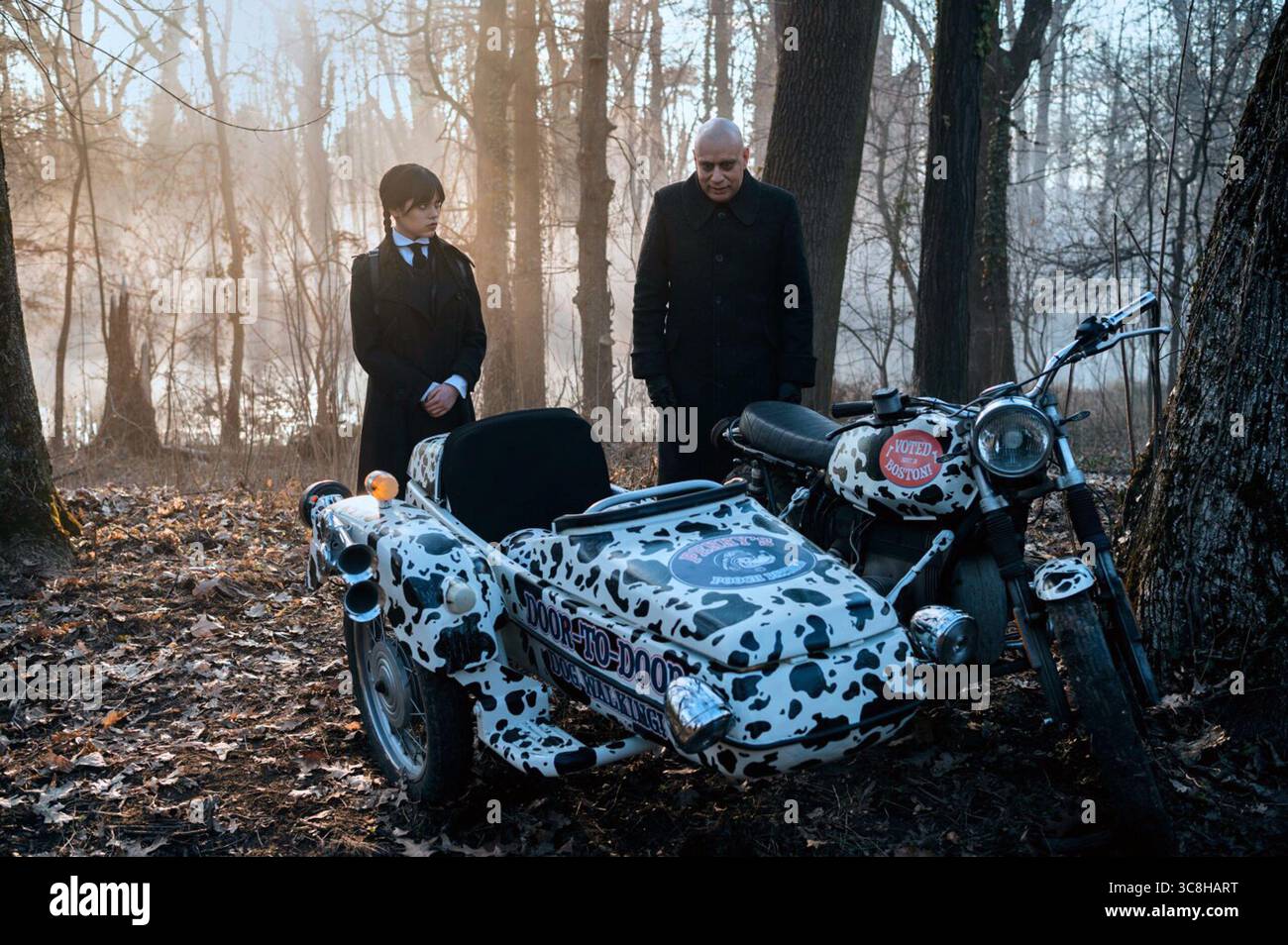 Wednesday è una serie televisiva statunitense basata sul personaggio Wednesday Addams di Charles Addams. Creato da Alfred Gough e Miles Millar, vede Jenna Ortega come protagonista, con Gwendoline Christie, Riki Lindhome, Jamie McShane, Hunter Doohan, Percy Hynes White, Emma Myers, Joy Sunday, Georgie Farmer, Naomi J. Ogawa, Christina Ricci e Moosa Mostafa appaiono in ruoli secondari. Foto Stock