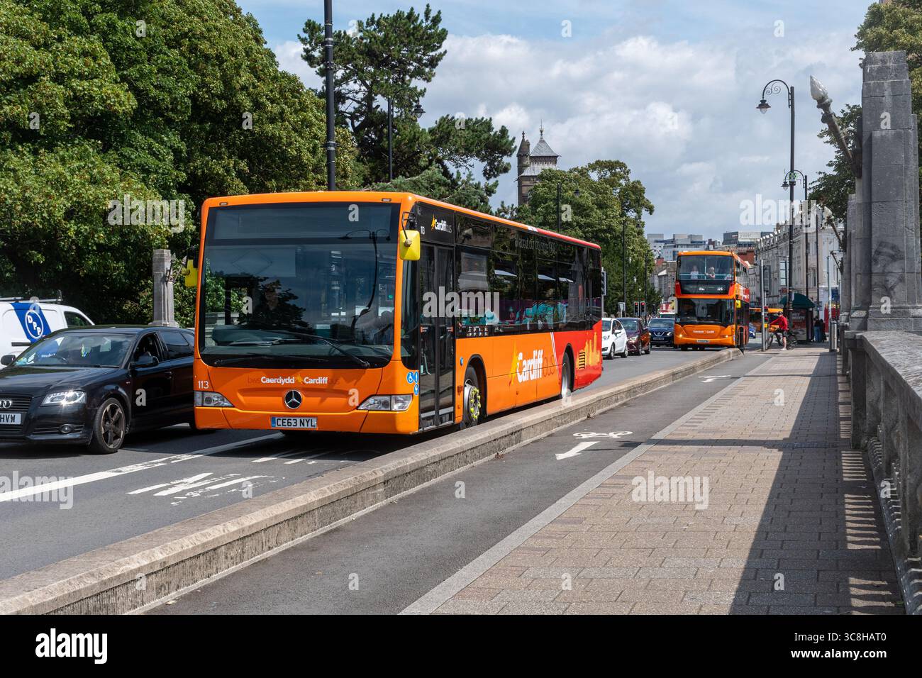 Autobus e altro traffico su Castle Street vicino al ponte di Cardiff nel centro di Cardiff, Galles del Sud, Regno Unito Foto Stock