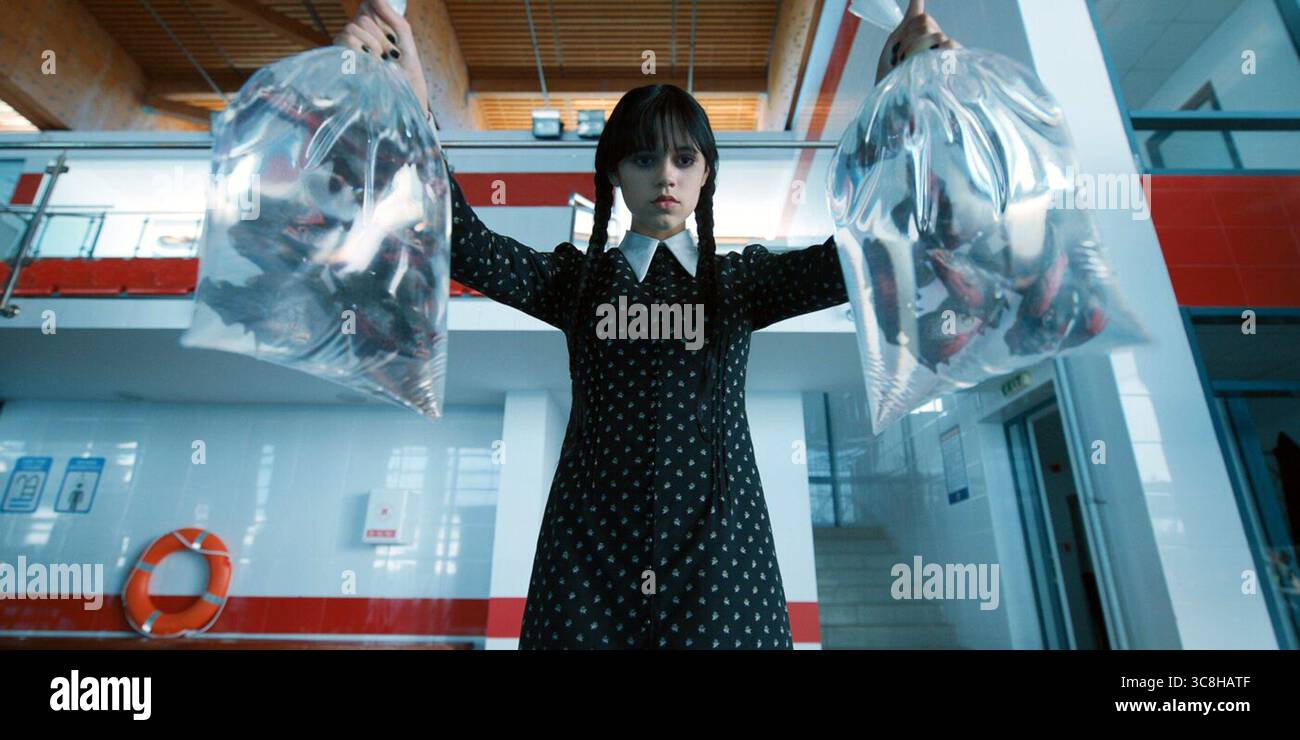 Wednesday è una serie televisiva statunitense basata sul personaggio Wednesday Addams di Charles Addams. Creato da Alfred Gough e Miles Millar, vede Jenna Ortega come protagonista, con Gwendoline Christie, Riki Lindhome, Jamie McShane, Hunter Doohan, Percy Hynes White, Emma Myers, Joy Sunday, Georgie Farmer, Naomi J. Ogawa, Christina Ricci e Moosa Mostafa appaiono in ruoli secondari. Foto Stock