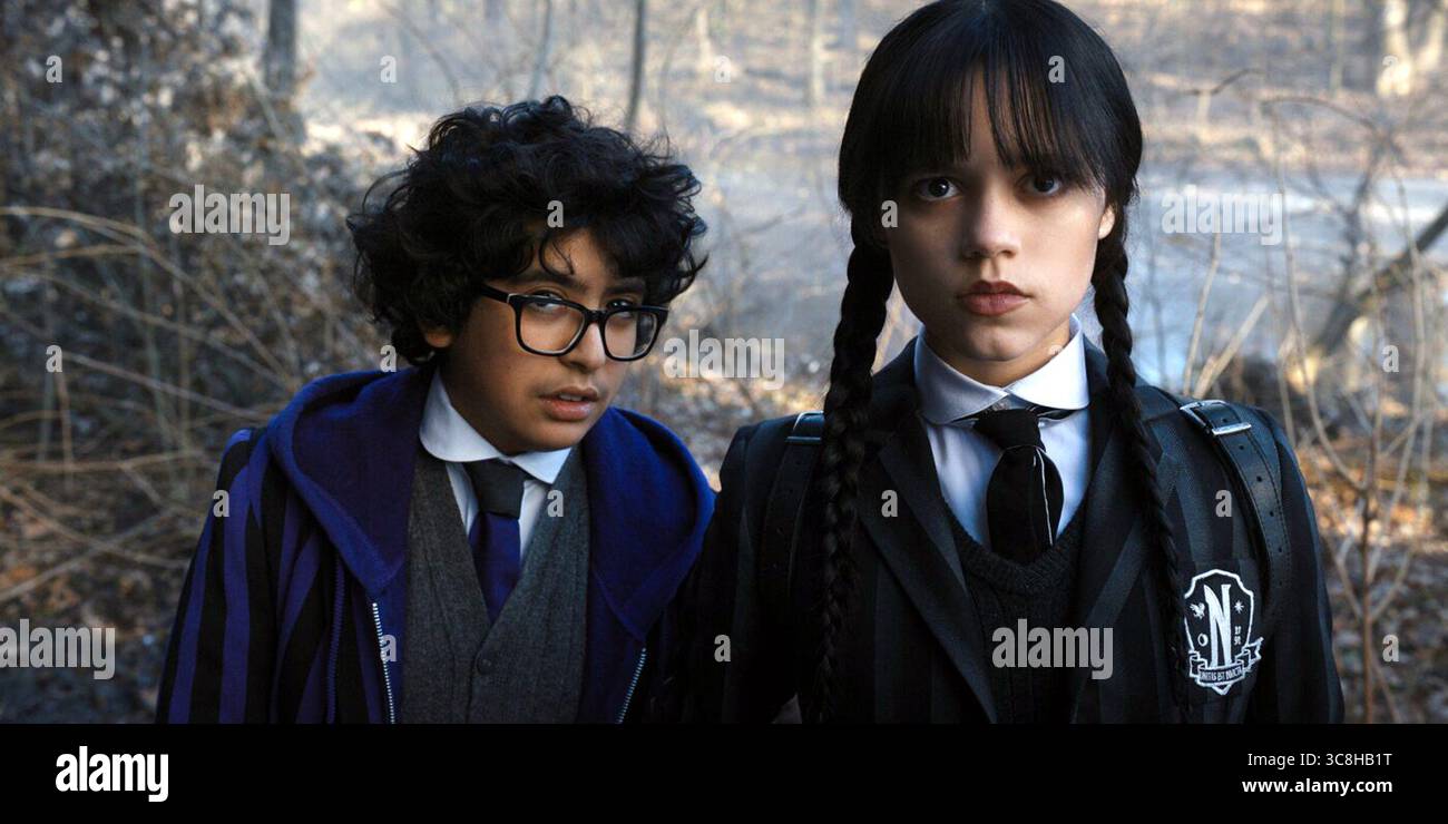 Wednesday è una serie televisiva statunitense basata sul personaggio Wednesday Addams di Charles Addams. Creato da Alfred Gough e Miles Millar, vede Jenna Ortega come protagonista, con Gwendoline Christie, Riki Lindhome, Jamie McShane, Hunter Doohan, Percy Hynes White, Emma Myers, Joy Sunday, Georgie Farmer, Naomi J. Ogawa, Christina Ricci e Moosa Mostafa appaiono in ruoli secondari. Foto Stock