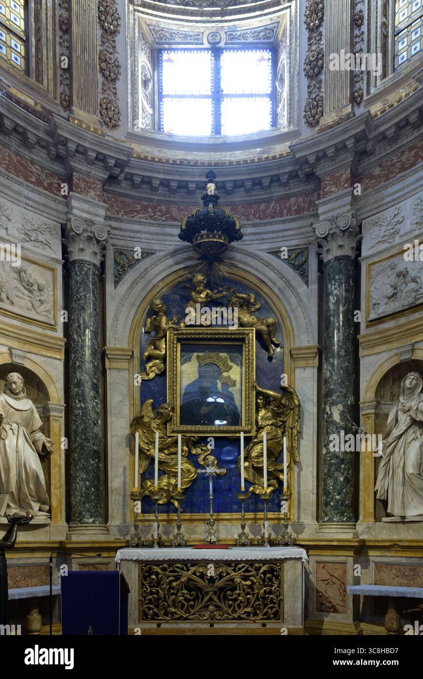L'altare della Cappella Chigi nella Cattedrale di Siena (Duomo di Siena), in Italia, presenta un'icona sacra circondata da sculture e da architec barocco ornato Foto Stock