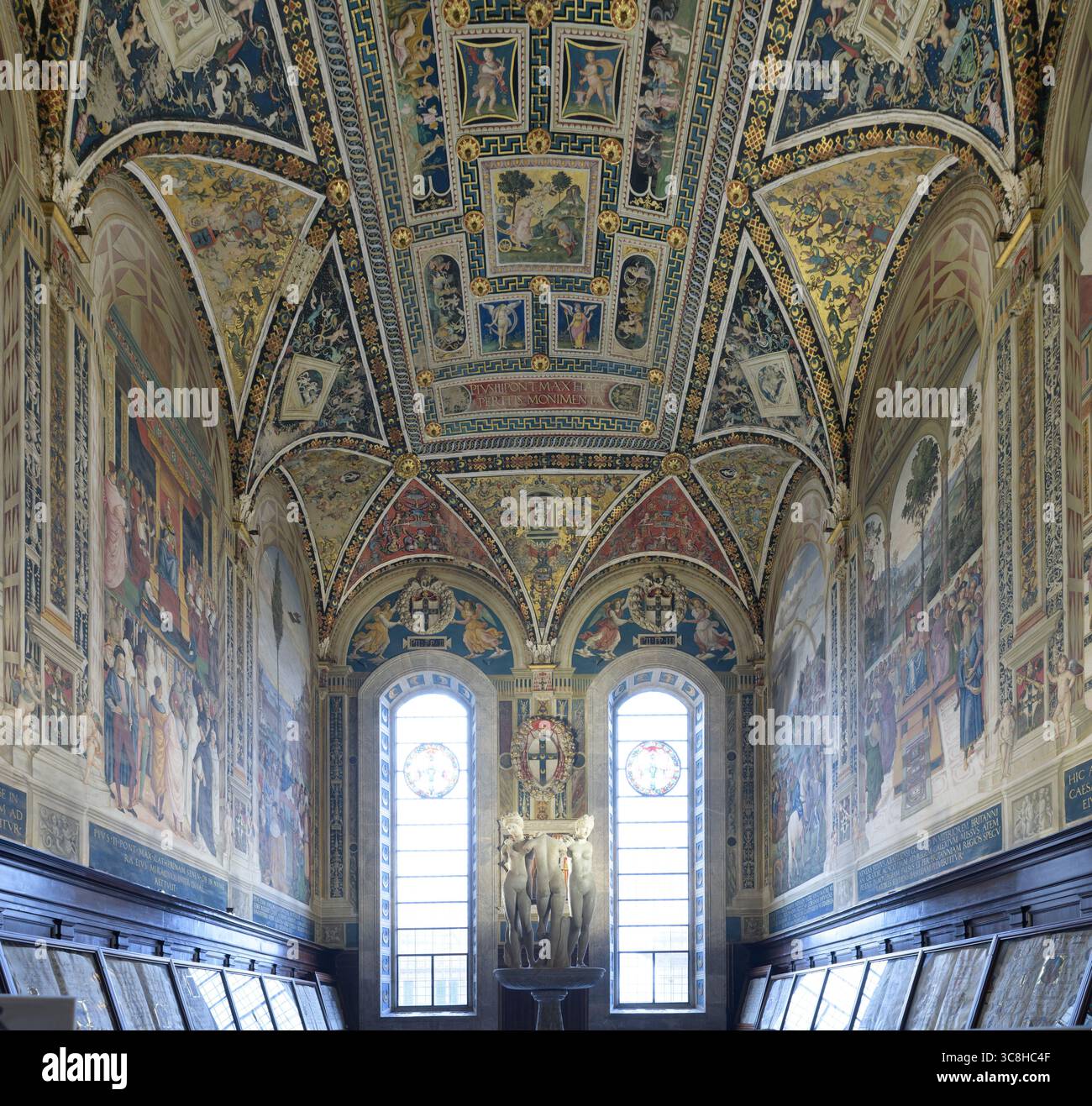 Interno della Biblioteca Piccolomini (Libreria Piccolomini) nel Duomo di Siena, decorato con affreschi del Pinturicchio, con la scultura centrale Foto Stock