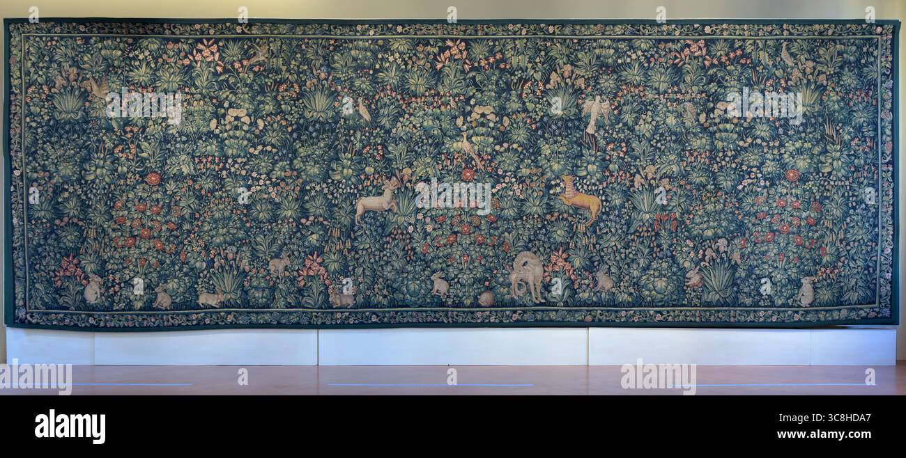 Arazzo fiammingo del XVI secolo con motivi floreali e faunistici, conservato a Palazzo dei Vescovi, Pistoia, Italia. Foto Stock