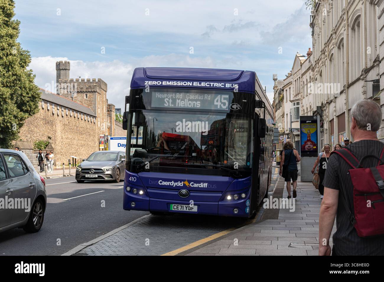 Un autobus elettrico a emissioni zero con persone e traffico su Castle Street nel centro di Cardiff, Galles del Sud, Regno Unito Foto Stock