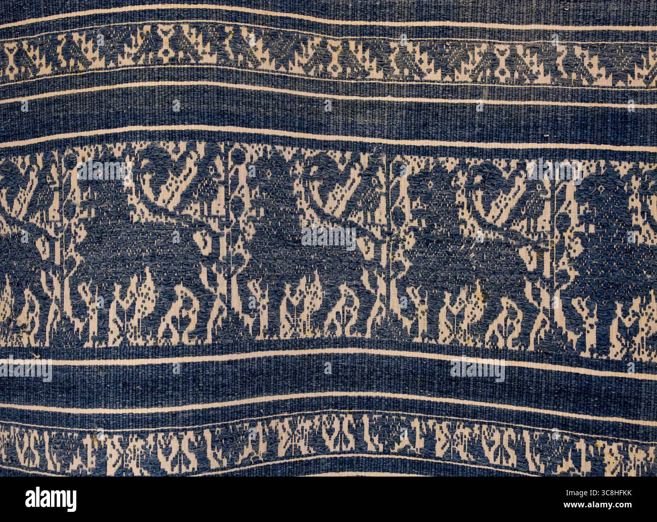 Tovaglia peruviana con tessuto di lino blu indaco e bianco, che mostra i tradizionali motivi umbri di tessitura dal XIV al XV secolo, displaye Foto Stock