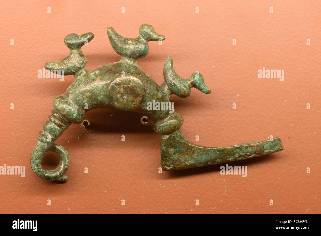 Fibula etrusca di fiocco con tre figure di anatra stilizzate, bronzo, VIII-VII secolo a.C., Museo Archeologico Nazionale (Siena). Foto Stock