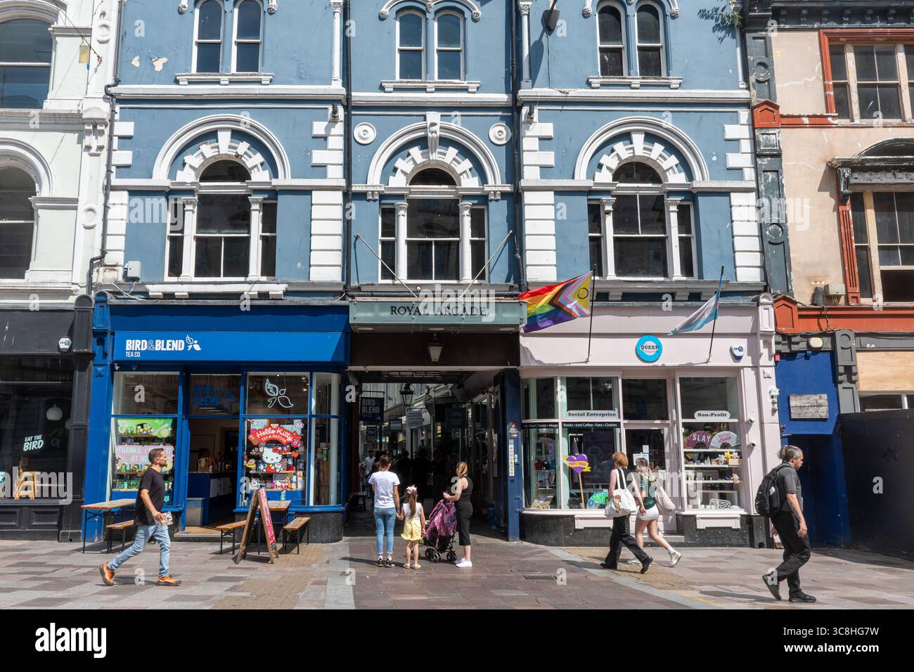 Vista di St Mary Street nel centro di Cardiff, Galles del Sud, Regno Unito, con ingresso al Royal Arcade, una galleria di negozi Foto Stock