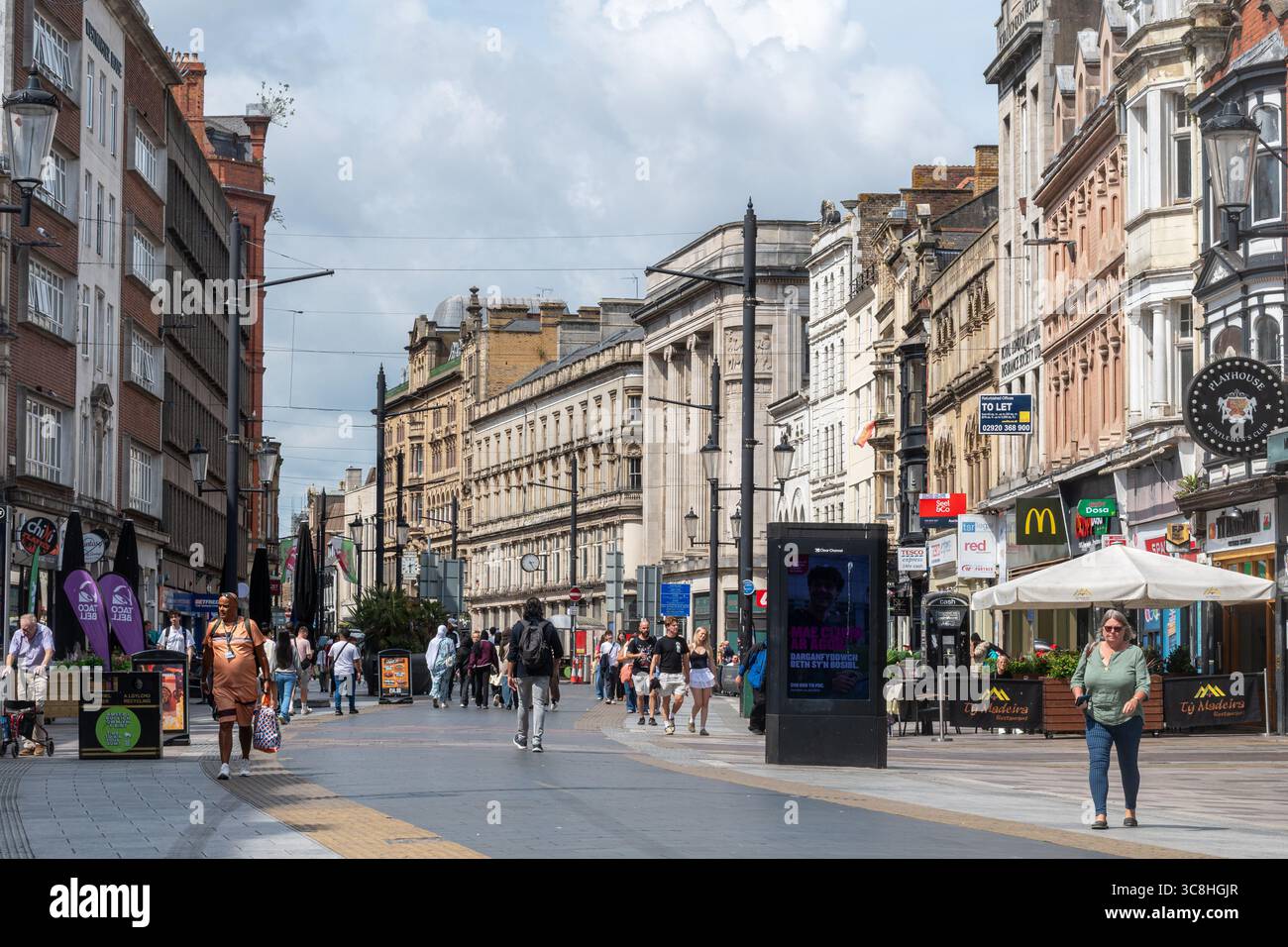 Vista di St Mary Street nel centro di Cardiff, Galles del Sud, Regno Unito, una trafficata via dello shopping Foto Stock