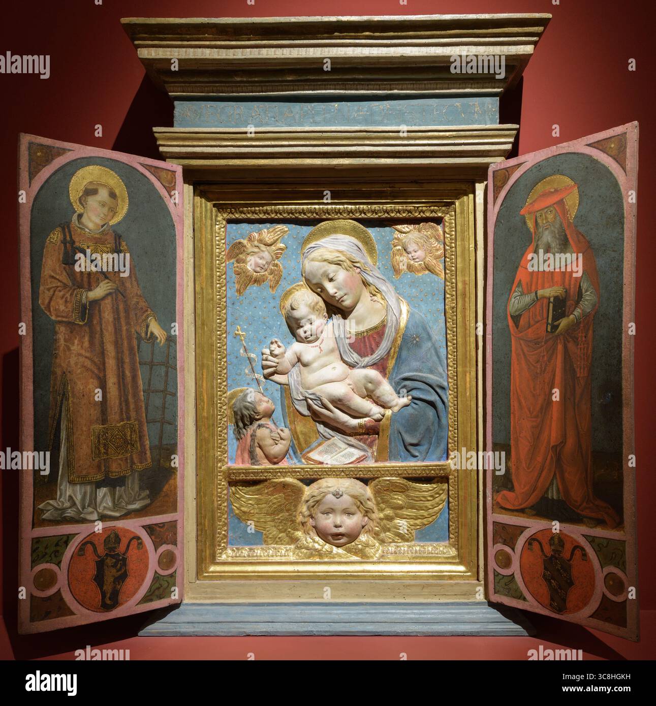 Home altare a rilievo (1491-1492) di Benedetto da Maiano, raffigurante la Madonna con bambino e San Giovanni, Museo dell'Opera del Duomo, Perugia, Italia Foto Stock