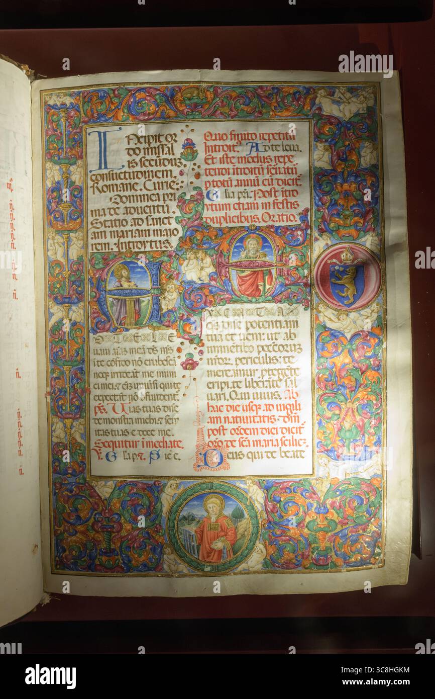 Pagina manoscritta miniata con intricate lettere iniziali, dal Messale Vagnucci (1474-1478), influenzata da Luca Signorelli, con la sua sia biblica Foto Stock