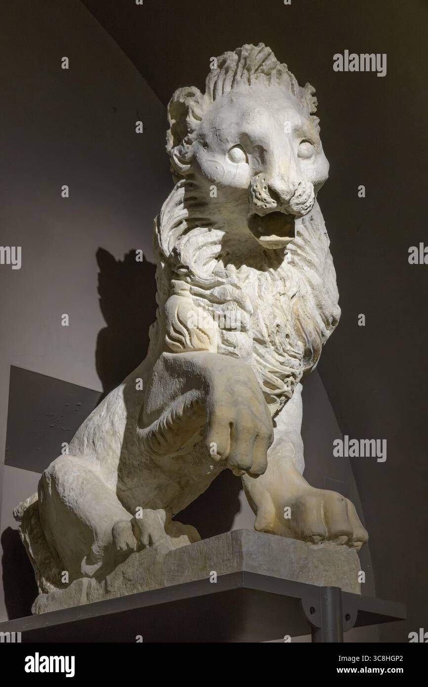 Scultura di leone in marmo dalla facciata della Cattedrale di Siena, ospitata nel Museo dell'Opera del Duomo di Siena, Italia. Foto Stock