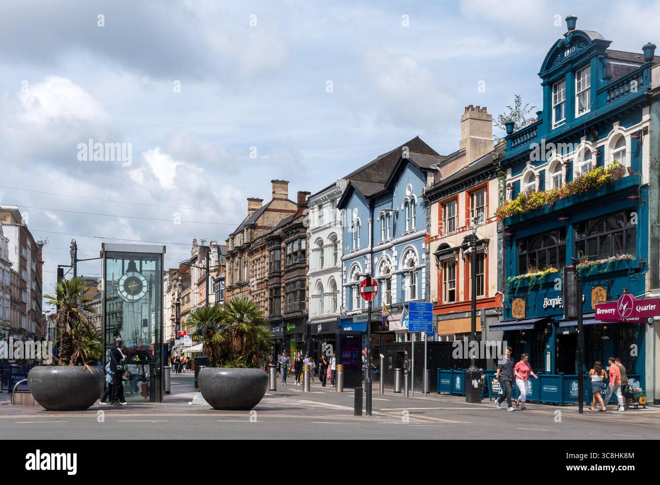 Vista di St Mary Street nel centro di Cardiff, Galles del Sud, Regno Unito, con l'orologio pierhead, un punto di riferimento gallese Foto Stock