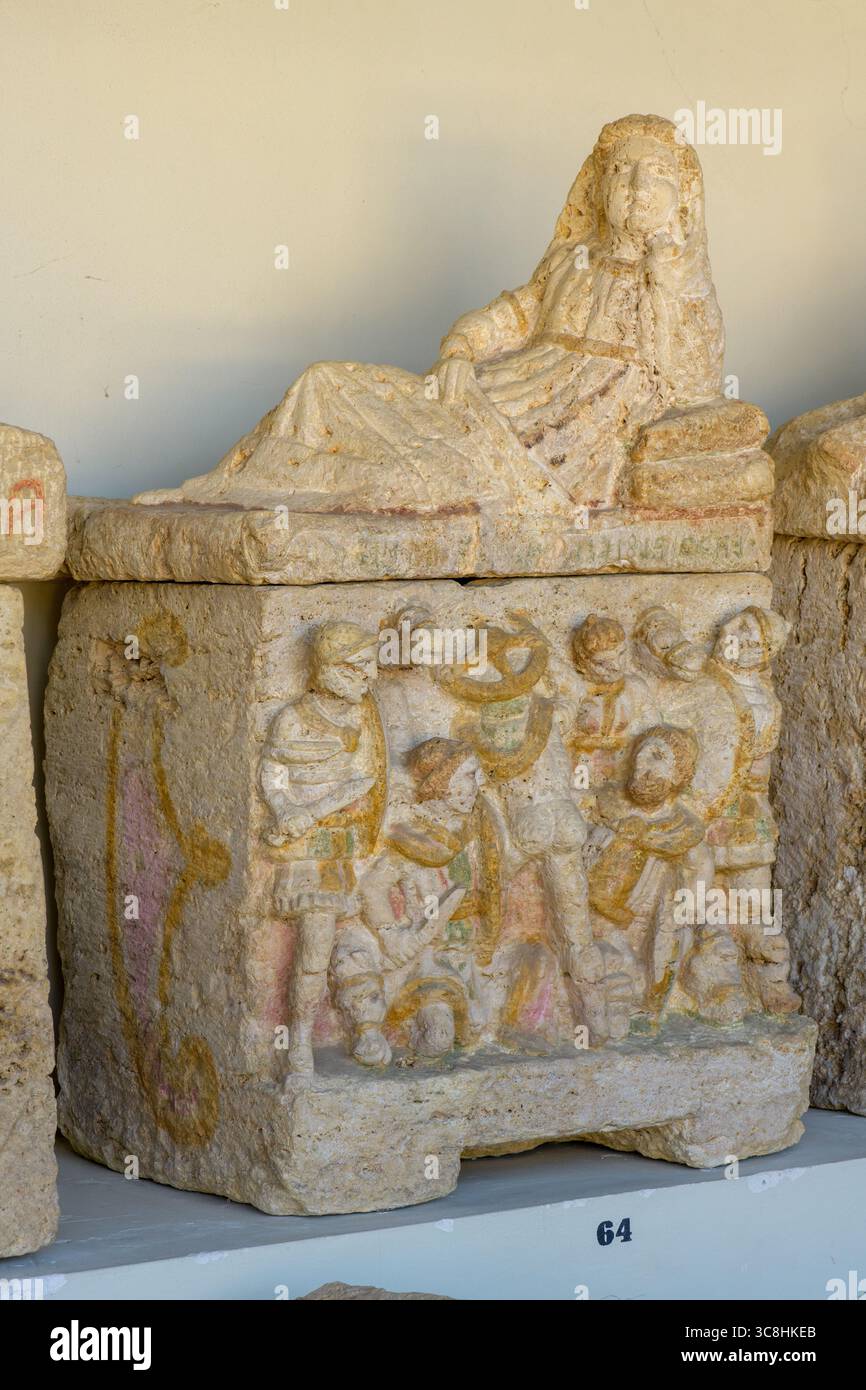 Urna cineraria etrusca, in travertino, con intricate incisioni e iscrizioni. Umbria, Italia, risalente al II secolo a.C. Foto Stock