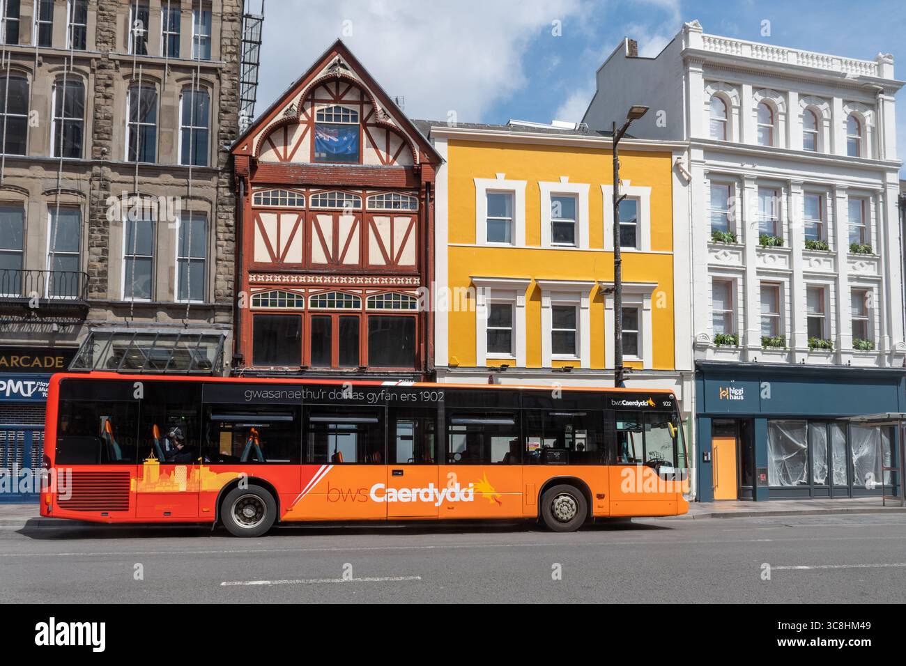 Vista di St Mary Street nel centro di Cardiff, Galles del Sud, Regno Unito, con un autobus cittadino di Cardiff Foto Stock