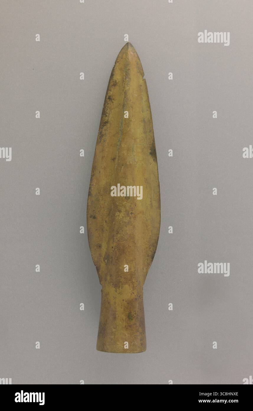 Punta di diamante in bronzo dell'VIII-VII secolo a.C., rinvenuta a Foligno, necropoli di Colfiorito, esposta al Museo Archeologico Nazionale dell'Umbria, PE Foto Stock