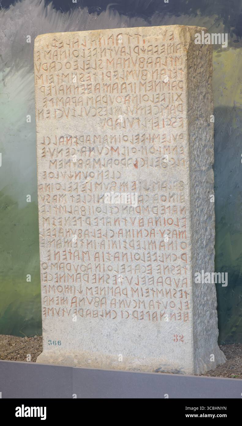 Un marcatore di confine in pietra con iscrizioni in etrusco, rinvenuto a Perugia, Italia, che mostra l'antica scrittura etrusca del III secolo a.C. Foto Stock