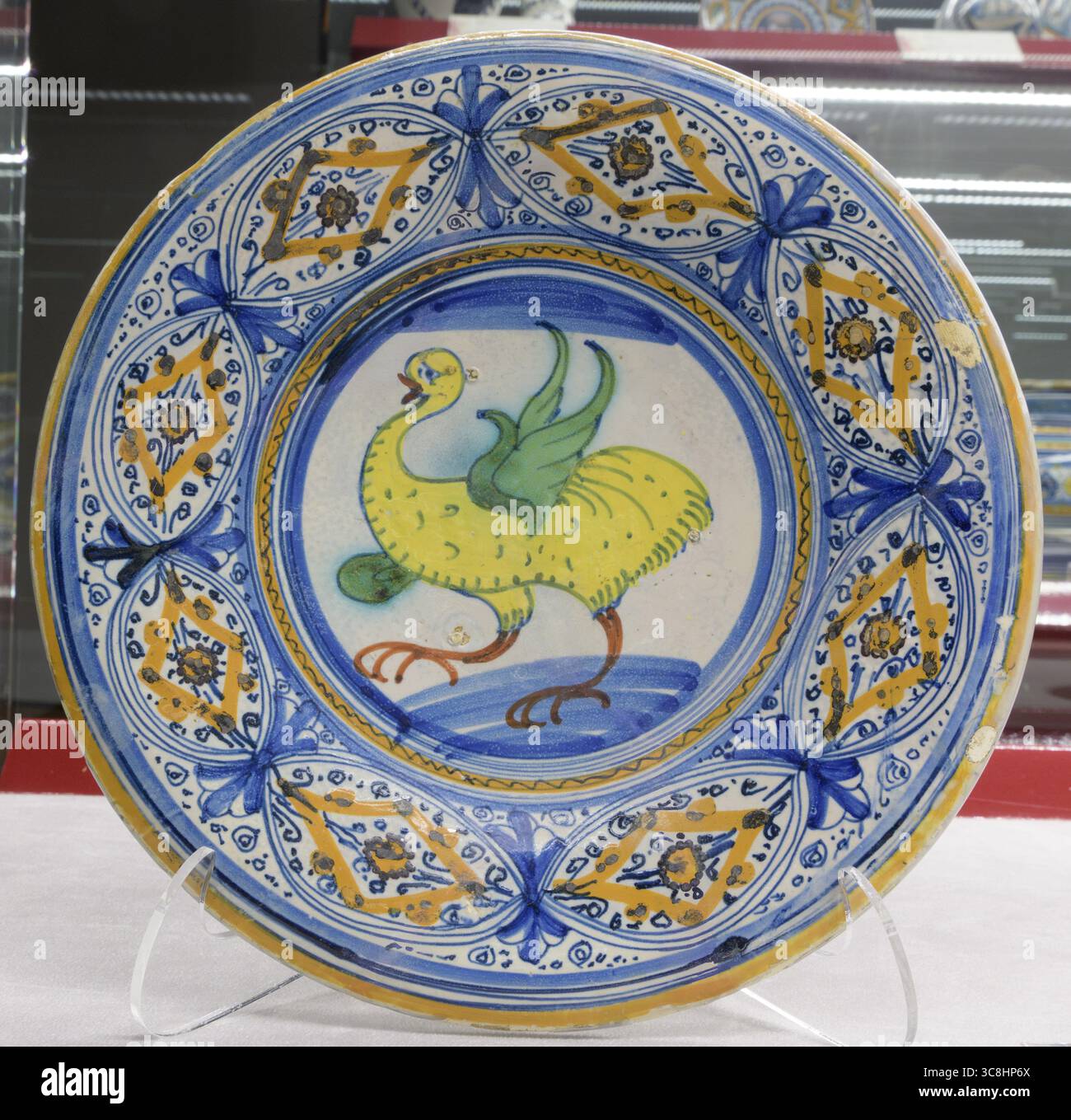 Piatto di maiolica con un uccello giallo, prodotto a Montelupo, Italia, dopo il 1500, prima del 1515. Piatto decorativo di epoca rinascimentale, con Foto Stock
