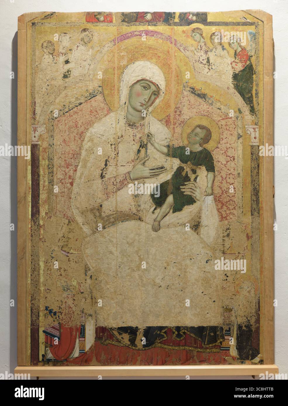 Maestà con santi di Guido di Graziano (Guido da Siena), tempera su legno, c. 1280–85, Pinacoteca, Palazzo Comunale, San Gimignano, Italia. Foto Stock Maestà con santi di Guido di Graziano (Guido da Siena), tempera su legno, c. 1280–85, Pinacoteca, Palazzo Comunale, San Gimignano, Italia. Foto Stock