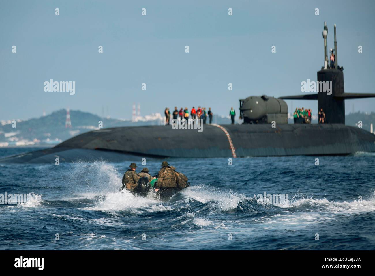 2 febbraio 2021 - Okinawa, Giappone - i Marines statunitensi della Force Reconnaissance Company, III Marine Expeditionary Force (MEF), utilizzano imbarcazioni da combattimento in gomma per avvicinarsi al sottomarino missilistico guidato classe Ohio USS Ohio (SSGN 726), schierato nella 7th Fleet area of Operations, durante un'esercitazione di integrazione al largo della costa di Okinawa, in Giappone. L'esercitazione faceva parte degli sforzi in corso della III MEF-U.S. 7th Fleet per fornire opzioni flessibili, in posizione avanzata e di risposta rapida ai comandanti regionali. (Immagine di credito: © Destiny Dempsey/U.S. Marines/ZUMA Wire/ZUMAPRESS.com) Foto Stock 2 febbraio 2021 - Okinawa, Giappone - i Marines statunitensi della Force Reconnaissance Company, III Marine Expeditionary Force (MEF), utilizzano imbarcazioni da combattimento in gomma per avvicinarsi al sottomarino missilistico guidato classe Ohio USS Ohio (SSGN 726), schierato nella 7th Fleet area of Operations, durante un'esercitazione di integrazione al largo della costa di Okinawa, in Giappone. L'esercitazione faceva parte degli sforzi in corso della III MEF-U.S. 7th Fleet per fornire opzioni flessibili, in posizione avanzata e di risposta rapida ai comandanti regionali. (Immagine di credito: © Destiny Dempsey/U.S. Marines/ZUMA Wire/ZUMAPRESS.com) Foto Stock