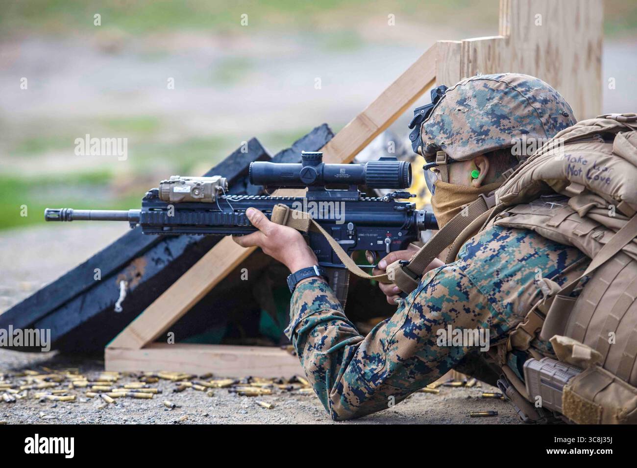 10 febbraio 2021 - Camp Pendleton, California, USA - U.S. Marine PFC. Adrian Solis, uno studente della Alpha Company, Infantry Training Battalion, School of Infantry - West, spara su bersagli a distanze sconosciute al Range 210F come parte della terza settimana del corso della Marina di Fanteria a SOI-West sulla base del corpo dei Marines Camp Pendleton, California, 10 febbraio 2021. IMC è un corso pilota di 14 settimane progettato per creare Marine di fanteria entry-level meglio addestrati e più letali preparati per conflitti quasi pari. Il corso utilizza un modello di apprendimento riprogettato per gli studenti che intendono sviluppare le proprie capacità per in Foto Stock