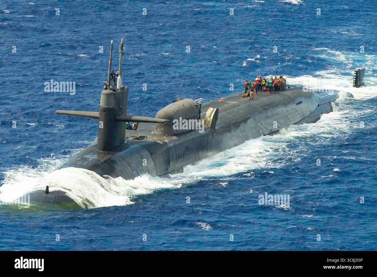 9 febbraio 2021 - Oceano Pacifico - OCEANO PACIFICO (9 febbraio 2021) i marines assegnati alla 1st Force Reconnaissance Company, III Marine Expeditionary Force, assemblano un mezzo da combattimento in gomma durante un'esercitazione programmata a bordo del sottomarino missilistico guidato classe Ohio USS Ohio (SSGN 726). L'esercitazione fa parte degli sforzi in corso di III MEF e U.S. 7th Fleet per fornire opzioni flessibili, in posizione avanzata e di risposta rapida ai comandanti regionali. (Immagine di credito: © Juan King/U.S. Navy/ZUMA Wire/ZUMAPRESS.com) Foto Stock 9 febbraio 2021 - Oceano Pacifico - OCEANO PACIFICO (9 febbraio 2021) i marines assegnati alla 1st Force Reconnaissance Company, III Marine Expeditionary Force, assemblano un mezzo da combattimento in gomma durante un'esercitazione programmata a bordo del sottomarino missilistico guidato classe Ohio USS Ohio (SSGN 726). L'esercitazione fa parte degli sforzi in corso di III MEF e U.S. 7th Fleet per fornire opzioni flessibili, in posizione avanzata e di risposta rapida ai comandanti regionali. (Immagine di credito: © Juan King/U.S. Navy/ZUMA Wire/ZUMAPRESS.com) Foto Stock