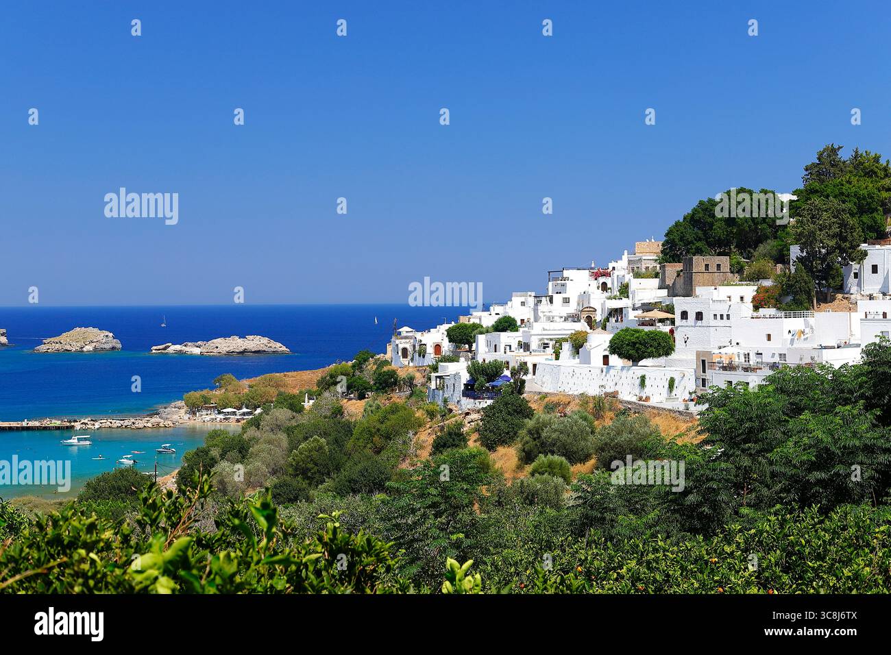Una vista elevata dei buidlingsLindos raggruppati sull'isola greca di Rodi Foto Stock
