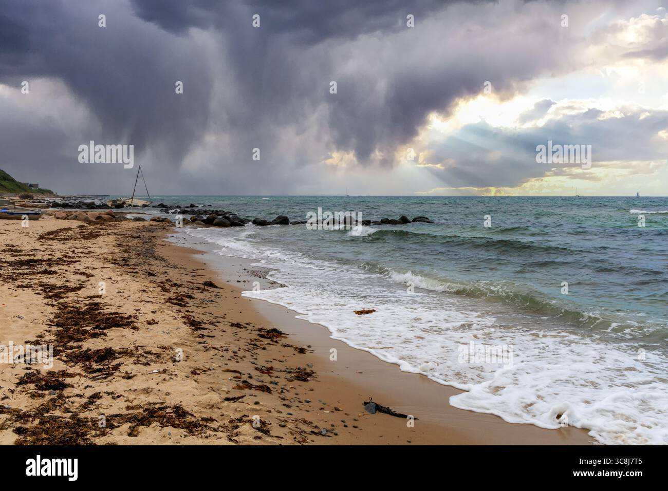 Nuvole grigie sulla spiaggia deserta. Raccogliere la tempesta. Foto di alta qualità Foto Stock