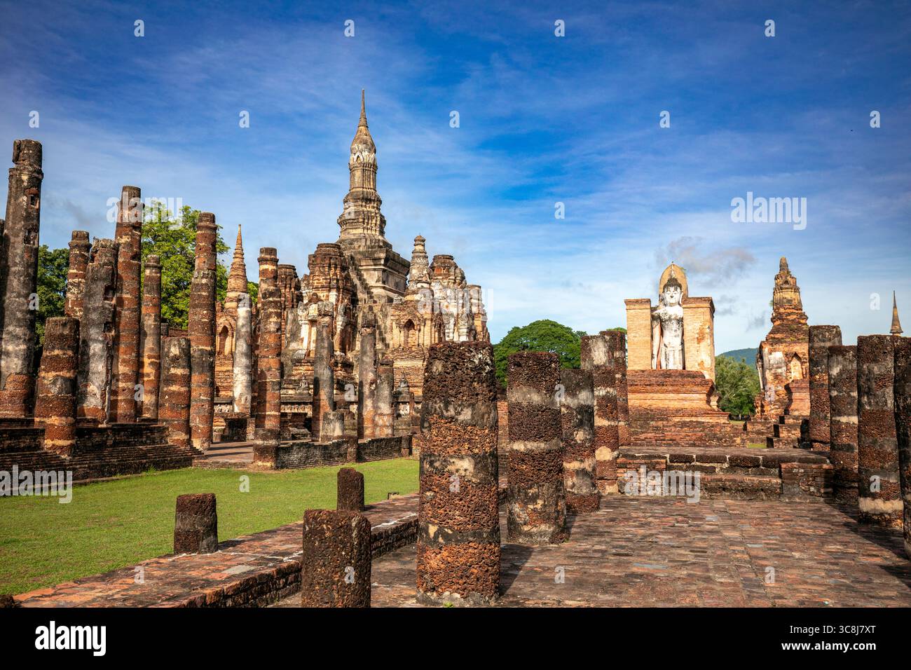 Vista del tempio di Wat Mahathat nel Parco storico di Sukhotai, Thailandia alla luce del giorno Foto Stock