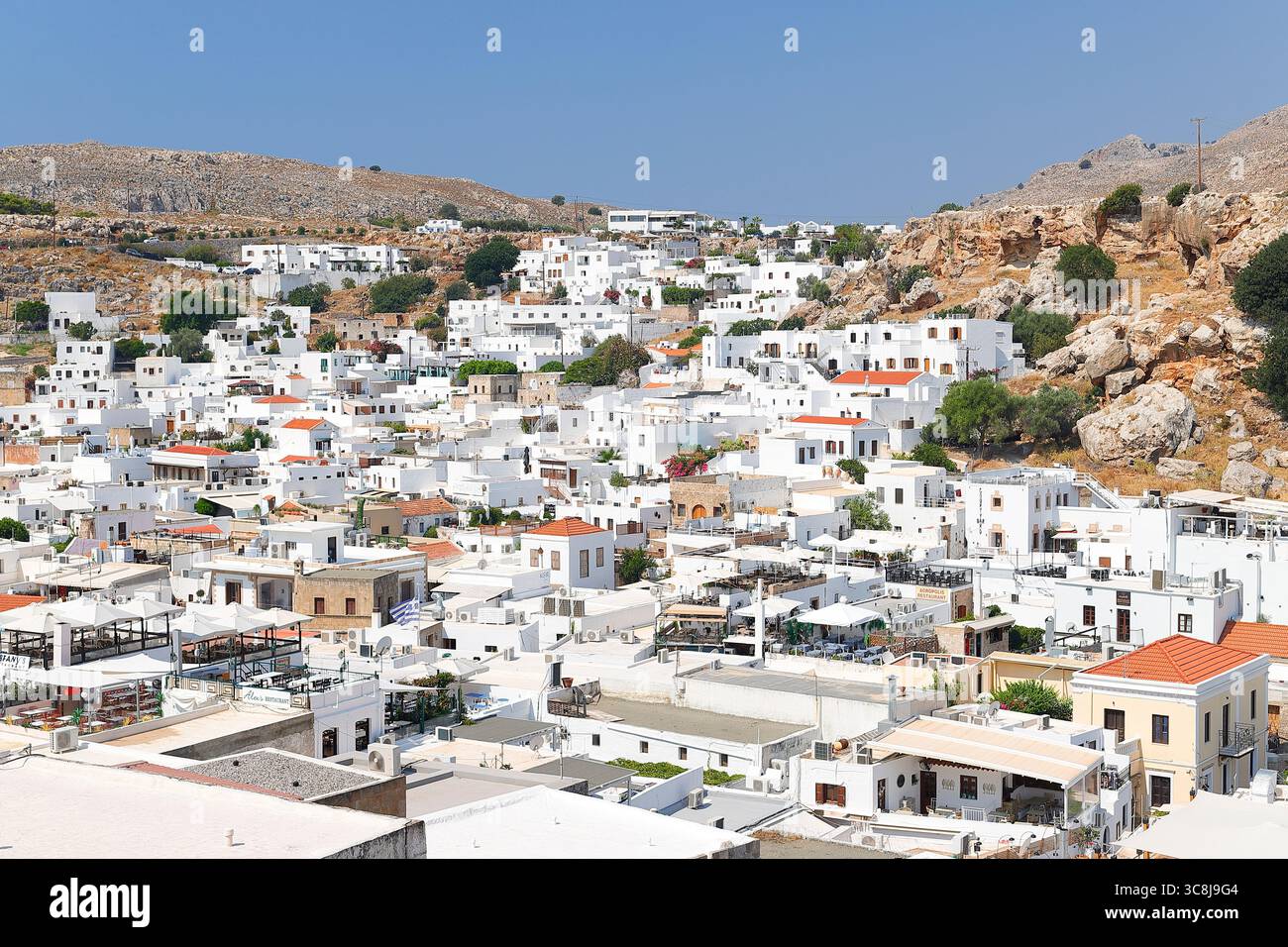 Una vista elevata dei buidlingsLindos raggruppati sull'isola greca di Rodi Foto Stock