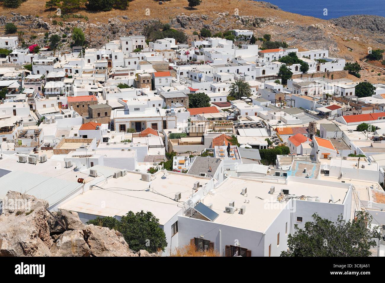 Una vista elevata dei buidlingsLindos raggruppati sull'isola greca di Rodi Foto Stock