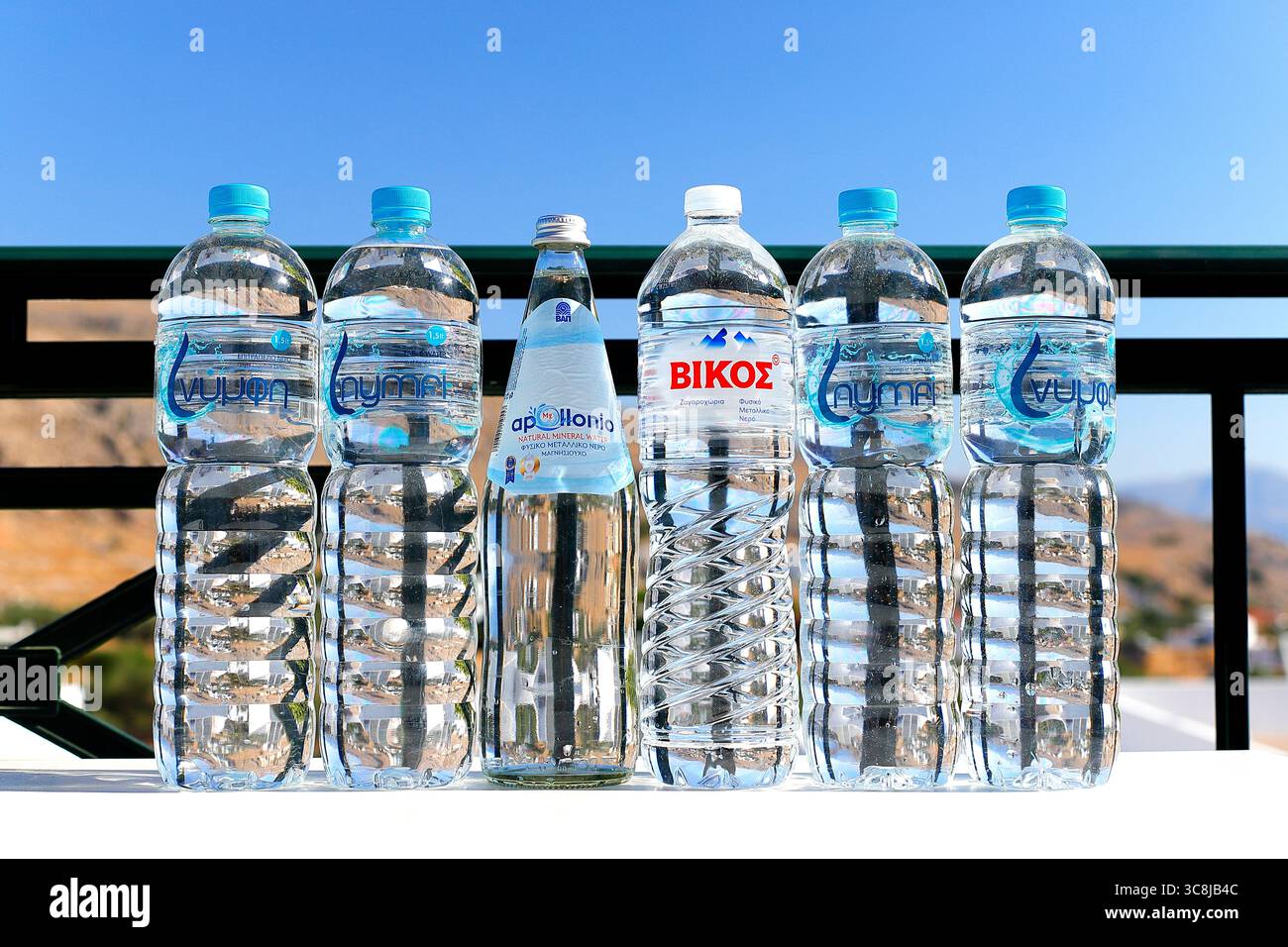 Una varietà di acqua potabile in bottiglia a Lindos, sull'isola greca di Rodi Foto Stock