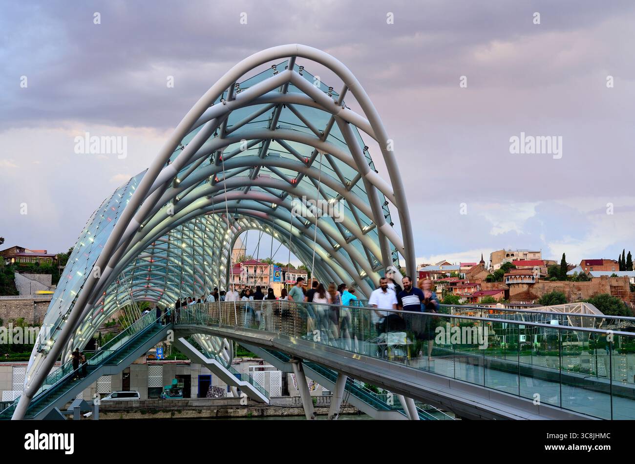 Ponte sul fiume Kura, Tbilisi, Georgia Foto Stock
