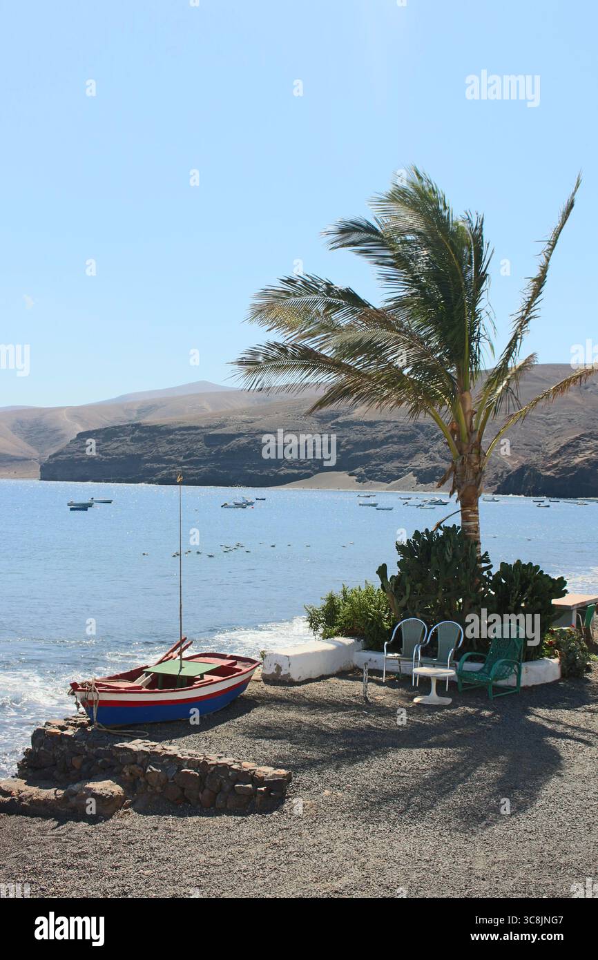 Tranquilla Playa Quemada a Lanzarote, Isole Canarie, con una spiaggia tranquilla, viste panoramiche e affascinanti ristoranti sul mare. Foto Stock