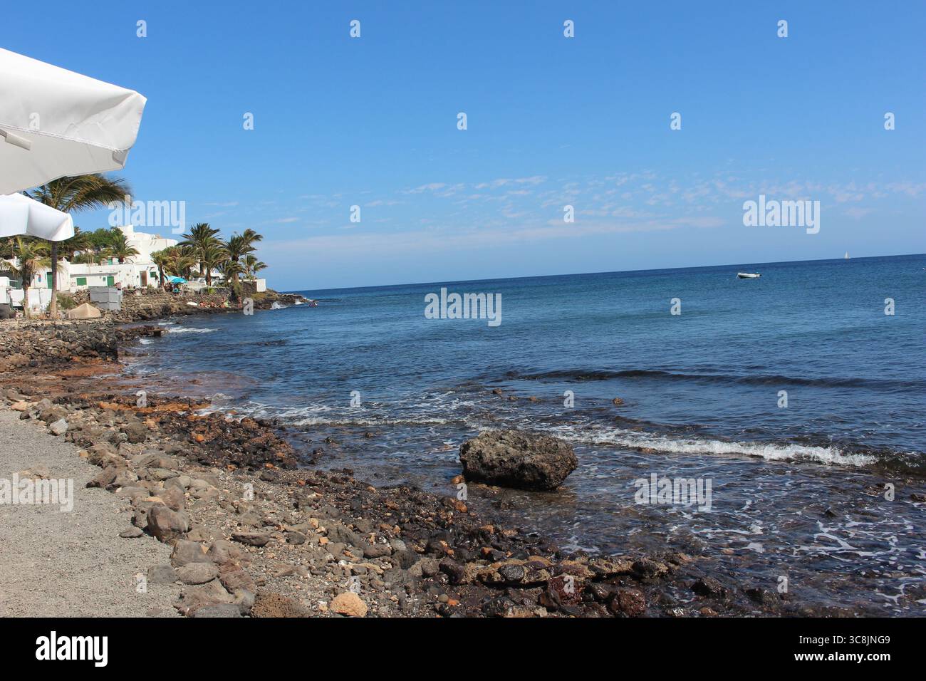 Tranquilla Playa Quemada a Lanzarote, Isole Canarie, con una spiaggia tranquilla, viste panoramiche e affascinanti ristoranti sul mare. Foto Stock