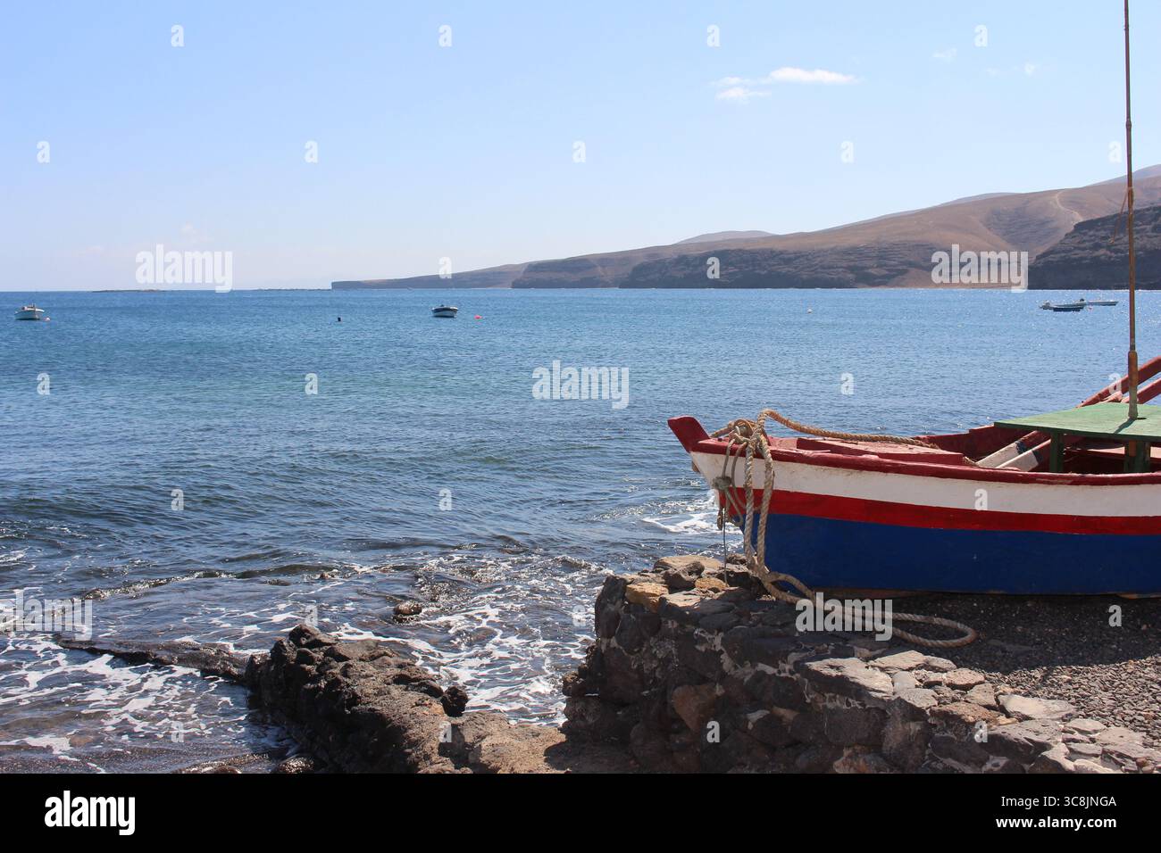 Tranquilla Playa Quemada a Lanzarote, Isole Canarie, con una spiaggia tranquilla, viste panoramiche e affascinanti ristoranti sul mare. Foto Stock